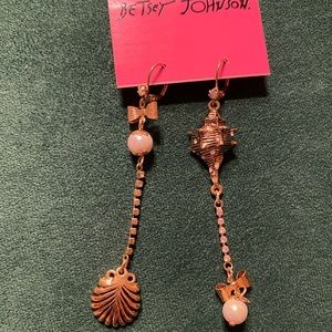 Betsey Johnson Gold Seashell Earrings 🐚